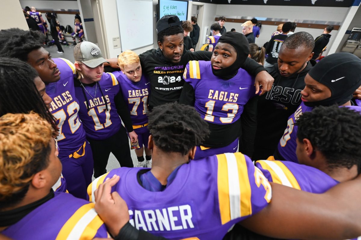 During halftime at the second round playoff game against Allen high school, coach Nickolas Alexander speaks to the players in a huddle. Talon photo by Henry Fair